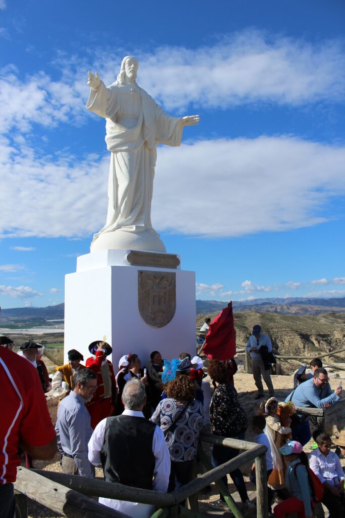 La imagen del Sagrado Corazón corona el cerro del Espíritu Santo de Vera. | Víctor Visiedo