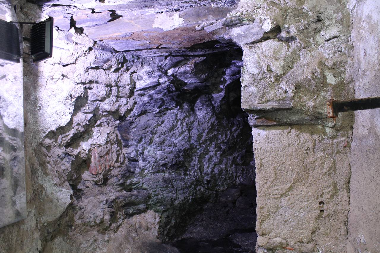 Mina excavada en la roca en el Museo de la Pizarra de Castro de Filabres. | Javier Cortés/Qué ver en Almería