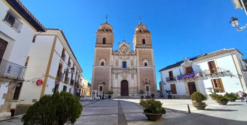 Plaza de la Encarnación e iglesia de Vélez-Rubio. | Lázaro Martínez/QVEA