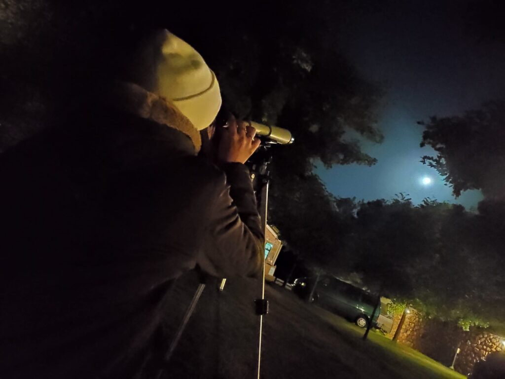 Vistas nocturnas en el Camping Las Menas de Serón. Ruta de senderismo por el poblado de Las Menas de Serón. Mª José Martínez/QVEA 
