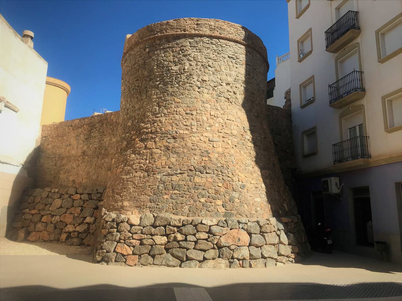 Torre de la Vela, inicio del recorrido por la muralla de Adra. | Anyo/QVEA