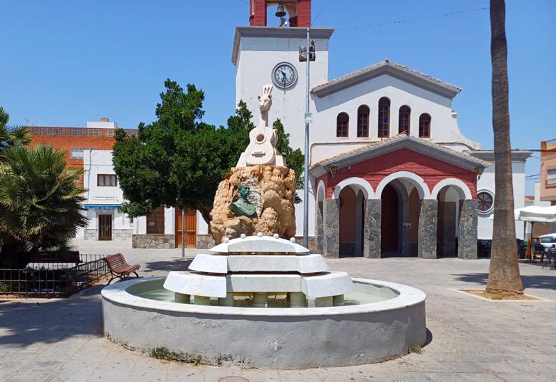 Monumento en la plaza Antonio de Torres. | María del Mar Ramón/QVEA