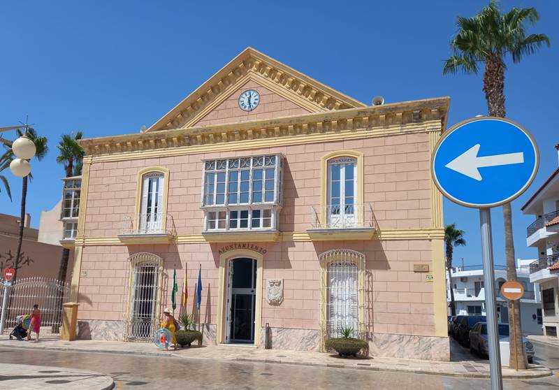 Fachada del Ayuntamiento de Carboneras, casa palaciega del siglo XIX. | Beatriz Hidalgo/QVEA