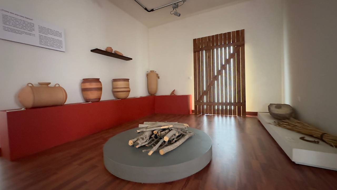 Recreación de una casa ibera en el Centro de las Culturas del Mediterráneo. | Tito S./QVEA