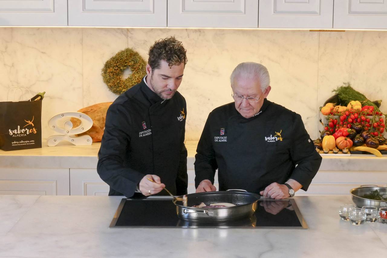 David Bisbal cocinando con productos de Sabores Almería. | Diputación de Almería